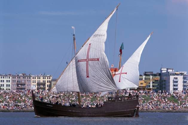 die SAIL BREMERHAVEN wurde erstmals 1986 als eine Veranstaltung zur Völkerverständigung mit ielen Windjammern und Großseglern und historischen Seglern und Nachbauten und einem Millionen-Publikum ausgetragen nach Wiederholungen in 1992 + 199 + 2000 +usw ist die nächste Großveranstaltung dieser Art und Tradition geplant für 2925 (13.- 17.8.) aber MARITIME TAGE sollen auch bereits im August 2023 (1. bis 20.8.) darauf vorbereiten das Foto stammt aus 1986 und zeigt einen historischen Nachbau aber auch die vielen Besucher in Bremerhaven der Name des Schiffes ist BOA ESPERANZA der Heimathafen ist Lissabon Länge üa 23,20m Breite 6,60m Tiefgang 3,2 gebaut in Portugal 989 bis 1990 als Nachbau einer Karavelle von 1487 *** the SAIL BREMERHAVEN was carried out for the first time in 1986 as an event for international understanding with ielen windjammers and tall ships and historical sailors and replicas and a million public after repetitions in 1992 199 2000 etc is the next large meeting of this kind and Tradition planned for 2925 13 17 8 but MARITIME DAYS should prepare also already in August 2023 1 to 20 8 for it the photo comes from 1986 and shows a historical replica in addition, the many visitors in Bremerhaven the name of the ship is BOA ESPERANZA the home port is Lisbon length üa 23,20m width 6,60m draft 3,2 built in Portugal 989 to 1990 as a replica of a caravel from 1487