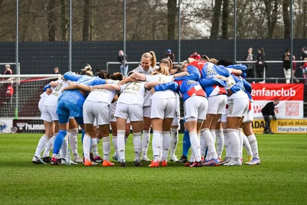 18 03 2023, GER, Football, FLYERALARM Womens Bundesliga 2022 2023, 1 FC Köln FC Bayern München players from Bayern Munich in a swear in the team circle before the match once again Cologne Franz Kremer Stadium North Rhine Westphalia Germany