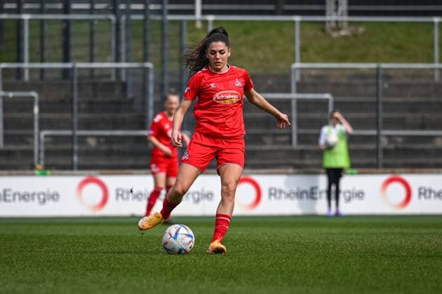 18 03 2023, GER, Football, FLYERALARM Womens Bundesliga 2022 2023, 1 FC Köln FC Bayern München Manjou Wilde Köln pass den Balll Köln Franz Kremer Stadion Nordrhein Westfalen Germany