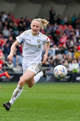 18 03 2023, GER, Football, FLYERALARM Womens Bundesliga 2022 2023, 1 FC Köln FC Bayern München Lea Schüller 11 Bayern München pegs the ball Köln Franz Kremer Stadion Nordrhein Westfalen Germany