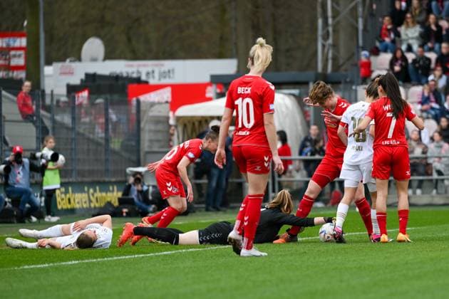 18 03 2023, GER, Football, FLYERALARM Womens Bundesliga 2022 2023, 1 FC Cologne FC Bayern Munich Manon Klett black jersey, Cologne holds the ball Cologne Franz Kremer Stadium North Rhine Westphalia Germany