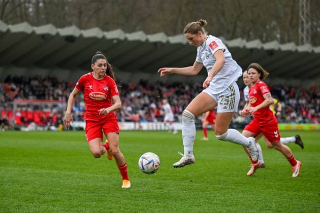 18 03 2023, GER, Soccer, FLYERALARM Womens Bundesliga 2022 2023, 1 FC Köln FC Bayern München Karolina Lea Vilhjalmsdottir 23 Bayern Munich takes the ball on the bounce Köln Franz Kremer Stadion Nordrhein Westfalen Germany