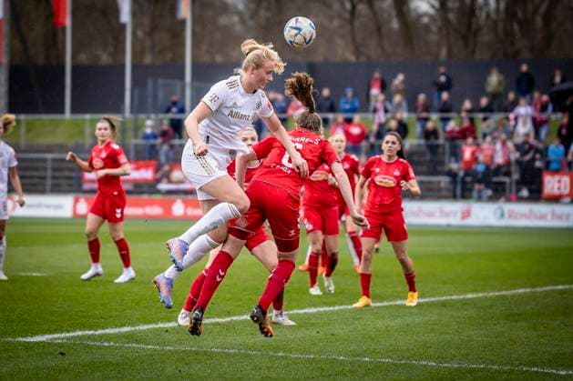 1 Women Bundesliga 1 FC Koeln vs FC Bayern Muenchen, 18 03 2023 Emilie Bragstad FC Bayern Muenchen, 14 and Myrthe Moorrees 6, 1 FC Koeln in Kupfballduel in the penalty area during the match 1 FC Koeln vs FC Bayern Muenchen on matchday 15 of the Womens Bundesliga on 18 03 2023 at Franz Kremer Stadion in Koeln North Rhine Westphalia DFL REGULATES PROHIBIT ANY USE OF PHOTOGRAPHS AS IMAGE SEQUENCES AND OR QUASI VIDEO Copyright: xBEAUTIFULxSPORTS AxelxKohringx