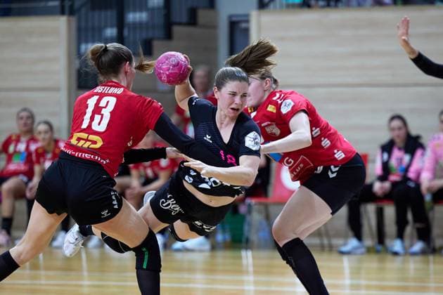 Sport Themen der Woche KW11 Sport Bilder des Tages Madeleine Oestlund (Halle, 13), Marte Juuhl Svensson (Metzingen, 18), Cara Reuthal (Halle, 26), SV Union Halle-Neustadt vs. TuS Metzingen, Handball Frauen, Bundesliga, 18.Spieltag, 2022 2023, 18.03.2023, SV Union Halle-Neustadt vs. TuS Metzingen, Handball Frauen, Bundesliga, 18.Spieltag, 2022 2023, 18.03.2023, Halle (Saale) *** Madeleine Oestlund Halle, 13 , Marte Juuhl Svensson Metzingen, 18 , Cara Reuthal Halle, 26 , SV Union Halle Neustadt vs TuS Metzingen, Handball Women, Bundesliga, 18 Matchday, 2022 2023, 18 03 2023, SV Union Halle Neustadt vs TuS Metzingen, Handball Women, Bundesliga, 18 Matchday, 2022 2023, 18 03 2023, Halle Saale Copyright: xEibner-Pressefoto EckehardxSchulzx ep_eer