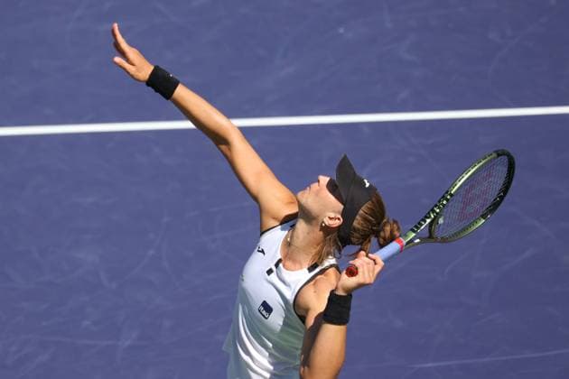 INDIAN WELLS, CA - MARCH 18: Beatriz Haddad Maia (BRA) serves during the BNP Paribas Open on March 18, 2023 at the Indian Wells Tennis Garden in Indian Wells, CA. (Photo by George Walker Icon Sportswire) TENNIS: MAR 18 BNP Paribas Open Icon230318016