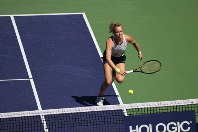 INDIAN WELLS, CA - MARCH 18: Katerina Siniakova (CZE) runs to the ball during the BNP Paribas Open on March 18, 2023 at the Indian Wells Tennis Garden in Indian Wells, CA. (Photo by George Walker Icon Sportswire) TENNIS: MAR 18 BNP Paribas Open Icon230318018