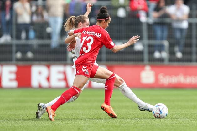 Cologne, Germany, 18 03 2023 Sydney Lohmann FC Bayern Munich and Genese Puntigam 1 FC Cologne in a duel , during the Flyeralarm Frauenbundesliga match between 1 FC Cologne and FC Bayern Munich at Franz Kremer Stadium on 18 March 2023 in Cologne Franz Kremer Stadium North Rhine Westphalia Germany Copyright: xOliverxKaelkex