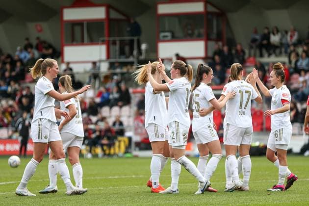 Cologne, Germany, 18 03 2023 Klara Buehl FC Bayern Munich goal celebration, cheers with her team after scoring 0 4 , during the Flyeralarm Frauenbundesliga match between 1 FC Cologne and FC Bayern Munich at Franz Kremer Stadium on 18 March 2023 in Cologne Franz Kremer Stadium North Rhine Westphalia Germany Copyright: xOliverxKaelkex
