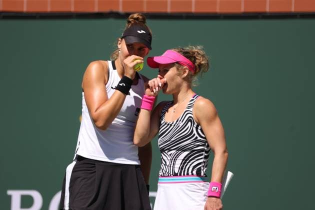 INDIAN WELLS, CA - MARCH 18: Beatriz Haddad Maia (BRA) and Laura Siegemund (GER) discuss strategy during the BNP Paribas Open on March 18, 2023 at the Indian Wells Tennis Garden in Indian Wells, CA. (Photo by George Walker Icon Sportswire) TENNIS: MAR 18 BNP Paribas Open Icon230318024