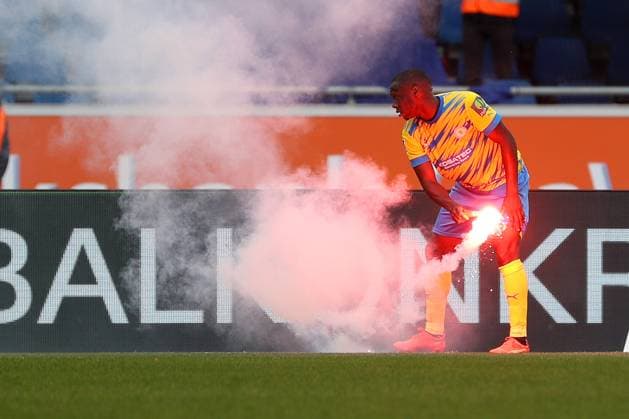 Sport Themen der Woche KW11 Sport Bilder des Tages Braunschweig vs. Hannover, 2. BL Braunschweig, 19.03.2023, FUßBALL - Eintracht Braunschweig vs. Hannover 96, 2. BL, Saison 2022 23. Bild zeigt: Anthony Ujah (Eintracht Braunschweig) beseitigt ein Bengalo Braunschweig *** Braunschweig vs Hannover, 2 BL Braunschweig, 19 03 2023, FOOTBALL Eintracht Braunschweig vs Hannover 96, 2 BL, season 2022 23 picture shows Anthony Ujah Eintracht Braunschweig eliminates a Bengalo Braunschweig