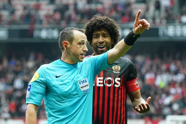 Ruddy Buquet (arbitre) - Dante (OGC Nice) FOOTBALL : OGC Nice vs FC Lorient - Ligue 1 Uber Eats - Nice - 19 03 2023 NorbertScanella Panoramic 