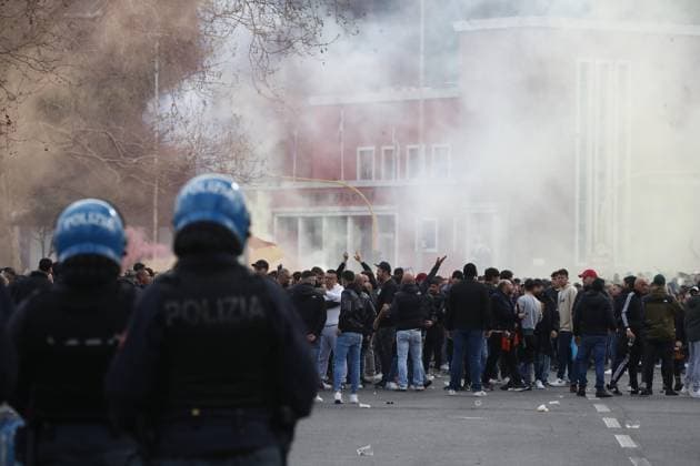 Sport Bilder des Tages March 19, 2023, ROME, ITALY: Anti riot police face-off with protesters as hundreds of soccer supporters by Lazio and Roma before the derby outside the Olympic stadium in Rome, Italy, 19 March 2023..ANSA ANGELO CARCONI ROME ITALY - ZUMAa110 20230319_zaf_a110_033 Copyright: xAngeloxCarconix