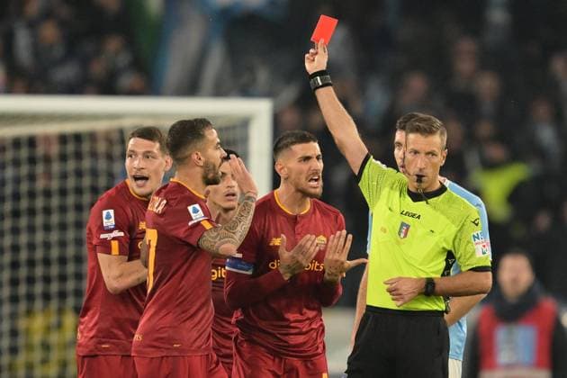 Sport Bilder des Tages Foto Alfredo Falcone LaPresse 19 Marzo 2023 - Roma, Italia - calcio - Lazio vs Roma - Campionato italiano di calcio Serie A TIM 2022 2023 - Stadio Olimpico. Nella foto: arbitro davide Massa cartellino rosso a Roger Ibanez Foto Alfredo Falcone LaPresse March 19, 2023 Rome, Italy - sport, soccer - Lazio vs Roma - Italian Serie A Football Championship 2022 2023 - Olimpic Stadium. In the pic: Roger Ibanez red card  Copyright: xAlfredoxFalcone LaPressex
