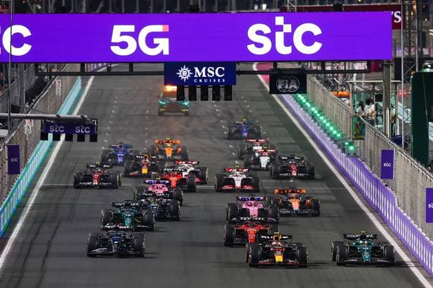 start of the race, depart, during the Formula 1 STC Saudi Arabian Grand Prix 2023, 2nd round of the 2023 Formula One World Championship, WM, Weltmeisterschaft from March 17 to 19, 2023 on the Jeddah Corniche Circuit, in Jeddah, Saudi Arabia - F1 - SAUDI ARABIAN GRAND PRIX 2023 - RACE DPPI Panoramic  20230319_IMGL6885.JPG