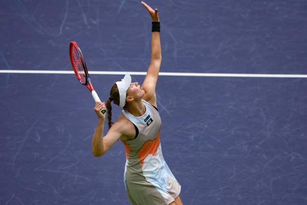 INDIAN WELLS, CA - MARCH 19: Elena Rybakina (KAZ) serves during the BNP Paribas Open on March 19, 2023 at the Indian Wells Tennis Garden in Indian Wells, CA. (Photo by George Walker Icon Sportswire) TENNIS: MAR 19 BNP Paribas Open Icon230319018