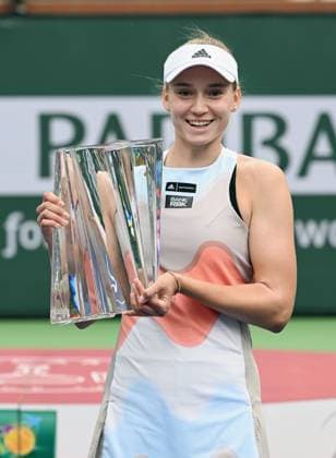 INDIAN WELLS, CA - MARCH 19: Elena Rybakina of Kazakstan on center court with the championship trophy after winning the finals of the BNP Paribas Open tennis tournament played on March 19, 2023 at the Indian Wells Tennis Garden in Indian Wells, CA. (Photo by John Cordes Icon Sportswire) TENNIS: MAR 19 BNP Paribas Open Icon506230319020