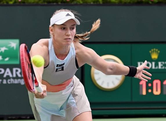 INDIAN WELLS, CA - MARCH 19: Elena Rybakina of Kazakstan stretches to hit the ball during the finals of the BNP Paribas Open tennis tournament played on March 19, 2023 at the Indian Wells Tennis Garden in Indian Wells, CA. (Photo by John Cordes Icon Sportswire) TENNIS: MAR 19 BNP Paribas Open Icon506230319028