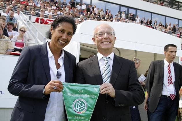 <p>Eröffnung des neuen Stadion Essen am Sonntag, 12. August 2012 in Essen. Oberbürgermeister Reinhard Paß und Steffi Jones (ehem. Fußballnationalspielerin). DEU Essen Copyright: SvenjaxHanusch