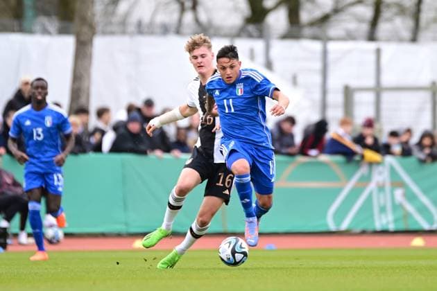 Soccer I U 19 Juniors I Season 2022 2023 I European Championship Qualification I Germany U 19 Italy U 19 I 22 03 2023 Tom Rothe 16, Germany U 19 behind Luca D Andrea 11, Italy U 19 Bremen Weserstadion Platz 11 Bremen Germany Copyright: xLobeca FelixxSchlikisx