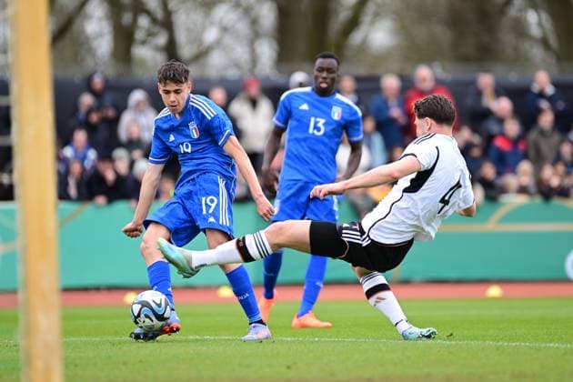 Soccer I U 19 Juniors I Season 2022 2023 I European Championship Qualification I Germany U 19 Italy U 19 I 22 03 2023 Niccolo Pisilli 19, Italy U 19 pushes the ball into the goal to lead Italy U 19 Linus Gechter 4, Germany U 19 is powerless here and can not get the ball Bremen Weserstadion Platz 11 Bremen Germany Copyright: xLobeca FelixxSchlikisx