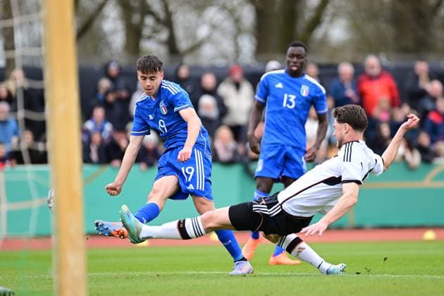 Soccer I U 19 Juniors I Season 2022 2023 I European Championship Qualification I Germany U 19 Italy U 19 I 22 03 2023 Niccolo Pisilli 19, Italy U 19 pushes the ball into the goal to lead Italy U 19 Linus Gechter 4, Germany U 19 is powerless here and can not get the ball Bremen Weserstadion Platz 11 Bremen Germany Copyright: xLobeca FelixxSchlikisx