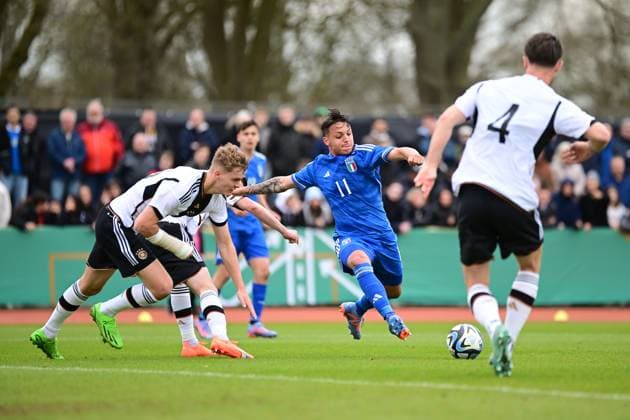 Sport Themen der Woche KW12 Sport Bilder des Tages Fußball I U-19-Junioren I Saison 2022 2023 I EM-Qualifikation I Deutschland U 19 - Italien U 19 I 22.03.2023 Tor durch Luca D Andrea Luca D Andrea (11, Italien U 19) Tom Rothe (16, Deutschland U 19) und Linus Gechter (4, Deutschland U 19) können das nicht verhindern Bremen Weserstadion - Platz 11 Bremen Deutschland *** Soccer I U 19 Juniors I Season 2022 2023 I European Championship Qualification I Germany U 19 Italy U 19 I 22 03 2023 goal by Luca D Andrea Luca D Andrea 11, Italy U 19 Tom Rothe 16, Germany U 19 and Linus Gechter 4, Germany U 19 can not prevent Bremen Weserstadion Place 11 Bremen Germany Copyright: xLobeca FelixxSchlikisx