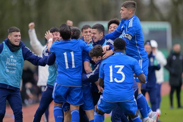 GER, EMQ U19, Germany GER vs Italy ITA 22 03 2023, Place 11, Bremen, GER, EMQ U19, Germany GER vs Italy ITA in the picture cheering to the 0 1 by NiccolÃ² Pisilli U19 ITA 19 with the team nordphotoxGmbHxx xKokenge nph00001