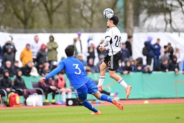 Soccer I U 19 Juniors I Season 2022 2023 I European Championship Qualification I Germany U 19 Italy U 19 I 22 03 2023 Iacopo Regonesi 3, Italy U 19 watches Mika Baur 20, Germany U 19 Bremen Weserstadion Platz 11 Bremen Germany Copyright: xLobeca FelixxSchlikisx