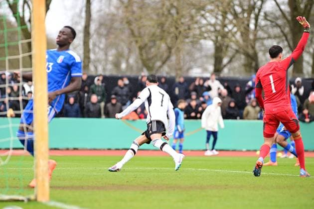 Soccer I U 19 Juniors I Season 2022 2023 I European Championship Qualification I Germany U 19 Italy U 19 I 22 03 2023 Michael Olabode Kayode 13, Italy U 19 runs the ball into the goal behind, Yusuf Kabadayi 7, Germany U 19 turns away cheering, Davide Mastrantonio 1, Italy U 19 shows offside Bremen Weserstadion Place 11 Bremen Germany Copyright: xLobeca FelixxSchlikisx