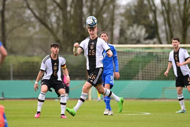 Soccer I U 19 Juniors I Season 2022 2023 I European Championship Qualification I Germany U 19 Italy U 19 I 22 03 2023 header Tom Rothe 16, Germany U 19 Bremen Weserstadion Platz 11 Bremen Germany Copyright: xLobeca FelixxSchlikisx