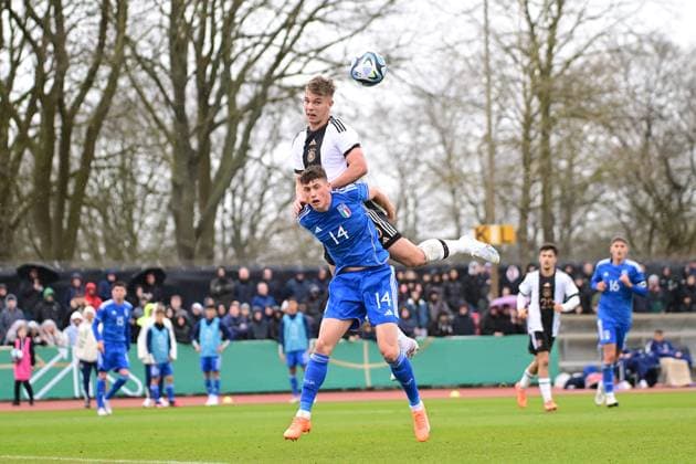 Soccer I U 19 Juniors I Season 2022 2023 I European Championship Qualification I Germany U 19 Italy U 19 I 22 03 2023 Keke Topp 9, Germany U 19 on Riccardo Stivanello 14, Italy U 19 Bremen Weserstadion Place 11 Bremen Germany Copyright: xLobeca FelixxSchlikisx