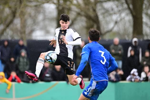 Soccer I U 19 Juniors I Season 2022 2023 I European Championship Qualification I Germany U 19 Italy U 19 I 22 03 2023 Nicolas Oliveira Kisilowski 17, Germany U 19 spectacular in the air, Iacopo Regonesi 3, Italy U 19 looks at Bremen Weserstadion Square 11 Bremen Germany Copyright: xLobeca FelixxSchlikisx