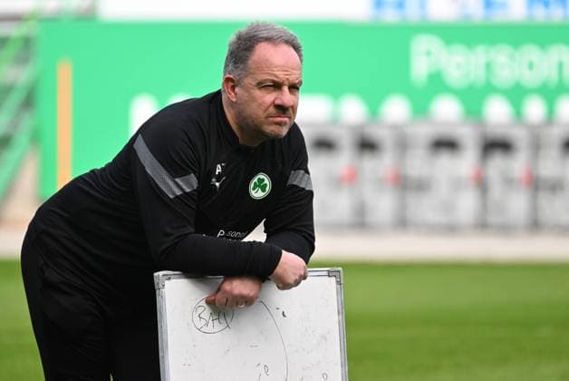 Sport Bilder des Tages 22.03.2023 - Fussball - 2. Bundesliga - Saison 2022 2023 - SpVgg Greuther Fürth Fuerth - Training - - Alexander Zorniger ( Trainer SpVgg Greuther Fürth ) *** 22 03 2023 football 2 Bundesliga season 2022 2023 SpVgg Greuther Fürth Fuerth training Alexander Zorniger coach SpVgg Greuther Fürth
