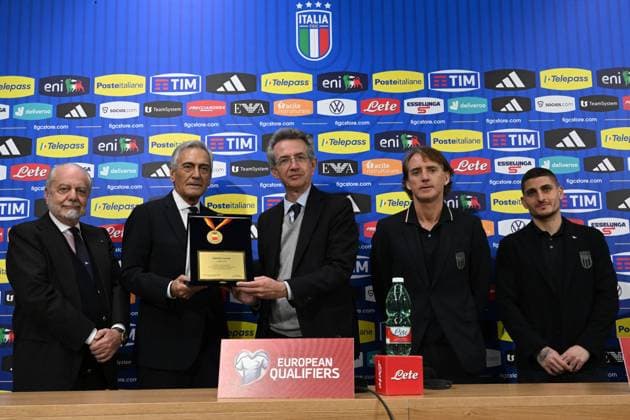 March 22, 2023, NAPLES: (L-R) SSC Napoli s President Aurelio De Laurentiis, President of the Italian Football Federation (FIGC) Gabriele Gravina, Naples™ Mayor Gaetano Manfredi, Italy s head coach Roberto Mancini AND Italy s midfielder, Marco Verratti, attend the Medals of the City ceremony at the end of a press conference, PK, Pressekonferenz on the eve of the UEFA EURO, EM, Europameisterschaft,Fussball 2024 qualifier soccer match between Italy and England at the Diego Maradona stadium in Naples, Italy, 22 March 2023. .ANSA CIRO FUSCO NAPLES - ZUMAa110 20230322_zaf_a110_077 Copyright: xCiroxFuscox