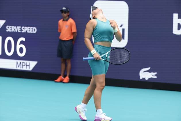 March 22, 2023, Miami Gardens, Florida, United States Of America: MIAMI GARDENS, FLORIDA - MARCH 22: Bianca Andreescu of Canada defeats Emma Raducanu of Great Britain in their first round match during the Miami Open at Hard Rock Stadium on March 22, 2023 in Miami Gardens, Florida. ...People: Bianca Andreescu Miami Gardens United States Of America - ZUMAs214 20230322_zda_s214_031 Copyright: xSMGx