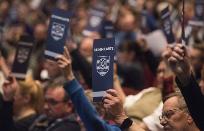 Sport Themen der Woche KW12 Sport Bilder des Tages Mitglieder-Versammlung des MSV in Duisburg *** NUR FÜR REDAKTIONELLE ZWECKE *** EDITORIAL USE ONLY ***<p>MSV Mitglieder heben ihre Stimmkarten bei der Mitgliederversammlung des MSV am Mittwoch, den 22. März 2023 in Duisburg. Mitglieder-Versammlung des MSV im Theater am Marientor TAM. Deutschland NRW Duisburg Copyright: TanjaxPickartz *** Members meeting of MSV in Duisburg FOR EDITORIAL PURPOSES ONLY EDITORIAL USE ONLY p MSV members raise their voting cards at the members meeting of MSV on Wednesday, March 22, 2023 in Duisburg Members meeting of MSV at Theater am Marientor TAM Germany NRW Duisburg Copyright TanjaxPickartz Copyright: TanjaxPickartz doc7pg4oofd8uqghwpc5lu ,EDITORIAL USE ONLY