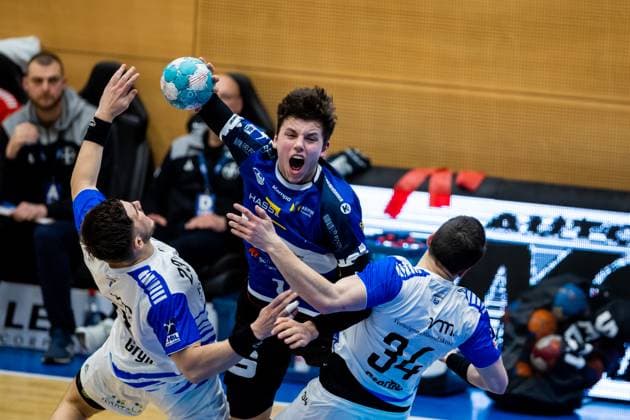 Sport Themen der Woche KW12 Sport Bilder des Tages 22.03.2023, GER, Handball, 2.BL, Männer, Saison 2022 2023, ThSV EIsenach - TSV Bayer Dormagen Grgic, Mislav (TSV Bayer Dormagen) Grgic, Marko (ThSV Eisenach) Sterba, Jakub (TSV Bayer Dormagen) Eisenach Werner-Assmann-Halle Thüringen Deutschland *** 22 03 2023, GER, Handball, 2 BL, Men, Season 2022 2023, ThSV EIsenach TSV Bayer Dormagen Grgic, Mislav TSV Bayer Dormagen Grgic, Marko ThSV Eisenach Sterba, Jakub TSV Bayer Dormagen Eisenach Werner Assmann Halle Thuringia Germany
