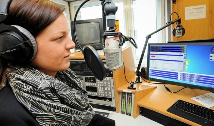 <p>Dienstag, den 29.01.2013 Porträt über die erste deutsche Bundesliga-Kommentatorin im Fernsehen: Christina Graf aus Heinsberg für SKY - hier im Studio bei Radio Siegen Deutschland NRW Siegen Copyright: TheoxSchmettkamp