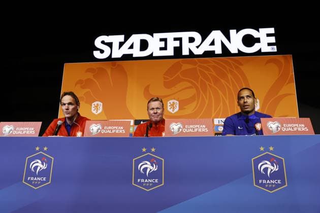 SAINT-DENIS - (lr) KNVB press officer Bas Ticheler, Holland coach Ronald Koeman, Virgil van Dijk during the press conference, PK, Pressekonferenz ahead of the European Championship, EM, Europameisterschaft qualifying match against France at Stade de France on March 23, 2023 in Saint-Denis, France. ANP MAURICE VAN STONE UEFA EURO, EM, Europameisterschaft,Fussball 2024 Qualifying Round 2022 2023 xVIxANPxSportx xxANPxIVx 465610862 originalFilename: 465610862.jpg