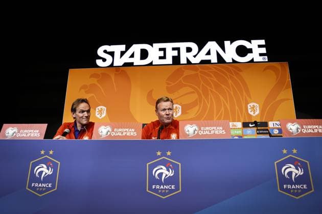 SAINT-DENIS - (lr) KNVB press officer Bas Ticheler, Holland coach Ronald Koeman during the press conference, PK, Pressekonferenz ahead of the European Championship, EM, Europameisterschaft qualifying match against France at Stade de France on March 23, 2023 in Saint-Denis, France. ANP MAURICE VAN STONE UEFA EURO, EM, Europameisterschaft,Fussball 2024 Qualifying Round 2022 2023 xVIxANPxSportx xxANPxIVx 465611291 originalFilename: 465611291.jpg