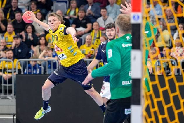 Sport Themen der Woche KW12 Sport Bilder des Tages v.li.: Benjamin Helander (RNL, 13), Johannes Bitter (Jogi Bitter, Torwart, Hamburg, 1), beim Sprungwurf, Wurf, Torwurf, Action, Aktion, Spielszene, 23.03.2023, Mannheim (Deutschland), Handball, Bundesliga, Rhein-Neckar Löwen - Handball Verein Hamburg *** f le Benjamin Helander RNL, 13 , Johannes Bitter Jogi Bitter, goalkeeper, Hamburg, 1 , during jump shot, throw, goal throw, action, action, game scene, 23 03 2023, Mannheim Germany , Handball, Bundesliga, Rhein Neckar Löwen Handball Sport Verein Hamburg xozx