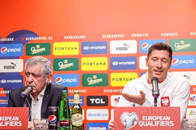 23.03.2023 PRAGA, CZECHY STADON SLAVII PRAGA PILKA NOZNA (FOOTBALL) ZGRUPOWANIE REPREZENTACJI POLSKI OFICJALNA KONFERENCJA REPREZENTACJI POLSKI PRZED MECZEM Z CZECHAMI W ELIMINACJACH MISTRZOSTW EUROPY NZ FERNANDO SANTOS - TRENER HEAD COACH, SELEKCJONER REPREZENTACJI POLSKI, ROBERT LEWANDOWSKI FOTO LUKASZ GROCHALA CYFRASPORT NEWSPIX.PL --- Newspix.pl  20230323CSLG0307