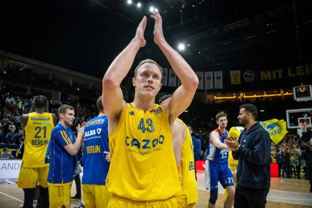 Sport Themen der Woche KW12 Sport Bilder des Tages Basketball Berlin 23.03.2023 Saison 2022 2023 Euroleague Regular Season Alba Berlin - Efes Istanbul Jubel Alba Luke Sikma (Alba Berlin, No.43) *** Basketball Berlin 23 03 2023 Euroleague Regular Season 2022 2023 Alba Berlin Efes Istanbul Cheers Alba Luke Sikma Alba Berlin, No 43