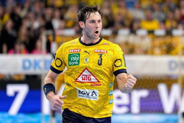 Goal scorer Uwe Gensheimer RNL, 3 clenches fist, cheers about a goal, jubilation, jubilate, goal celebration, celebrate the goal, goal, celebration, cheering about the goal, optimistic, game scene, highlight, single picture, action, 23 03 2023, Mannheim Germany , Handball, Bundesliga, Rhein Neckar Löwen Handball Sport Verein Hamburg xozx