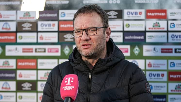 v li Thomas Horsch coach, head coach, SV Werder Bremen at the interview, TV, television, microphone, THE DFB DIRECTIVES PROHIBIT ANY USE OF PHOTOGRAPHS AS IMAGE SEQUENCES AND OR QUASI VIDEO , 24 03 2023, Bremen Germany , Football, Flyeralarm Frauen Bundesliga, SV Werder Bremen 1 FC Köln xobx