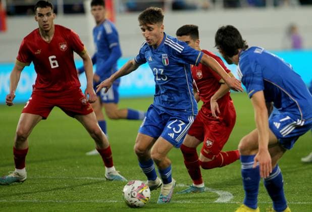 Fußball, U21 Nationalteam, Serbien - Italien 24.03.2023 Backa Topola Serbia-Italy U21, U 21 Under 21 International Friendly, Länderspiel, Nationalmannschaft men s football Tommaso Baldanzi (C) Italy,Djuric(L) Serbia :