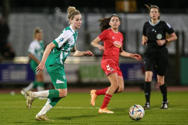 v li Saskia Matheis SV Werder Bremen, 19 on the ball, single image, full body, action, game scene, THE DFB DIRECTIVES PROHIBIT ANY USE OF PHOTOGRAPHS AS IMAGE SEQUENCES AND OR QUASI VIDEO , 24 03 2023, Bremen Germany , Football, Flyeralarm Womens Bundesliga, SV Werder Bremen 1 FC Köln xobx