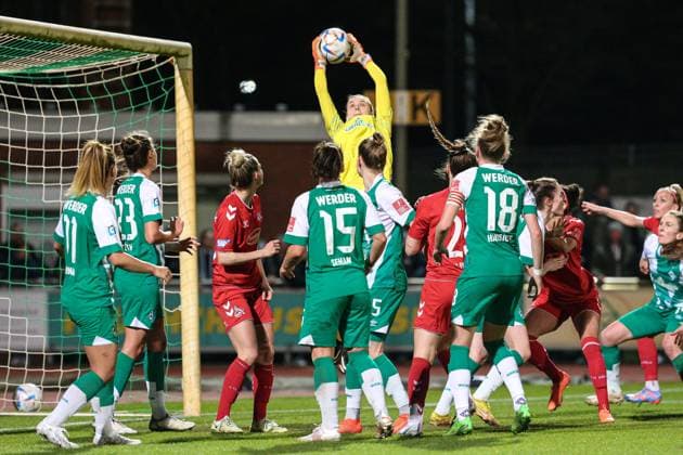 v li Anneke Borbe goalkeeper, goalkeeper, SV Werder Bremen, 30 catches the ball in the scrum, THE DFB DIRECTIVES PROHIBIT ANY USE OF PHOTOGRAPHS AS IMAGE SEQUENCES AND OR QUASI VIDEO , 24 03 2023, Bremen Germany , Football, Flyeralarm Womens Bundesliga, SV Werder Bremen 1 FC Köln xobx