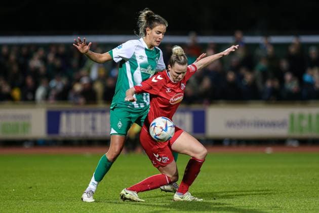 f l Hanna Nemeth SV Werder Bremen, 23 and Jana Beuschlein 1 FC Köln, 23 in duel, duel, dynamic, action, game scene, THE DFB DIRECTIVES PROHIBIT ANY USE OF PHOTOGRAPHS AS IMAGE SEQUENCES AND OR QUASI VIDEO , 24 03 2023, Bremen Germany , Football, Flyeralarm Frauen Bundesliga, SV Werder Bremen 1 FC Köln xobx