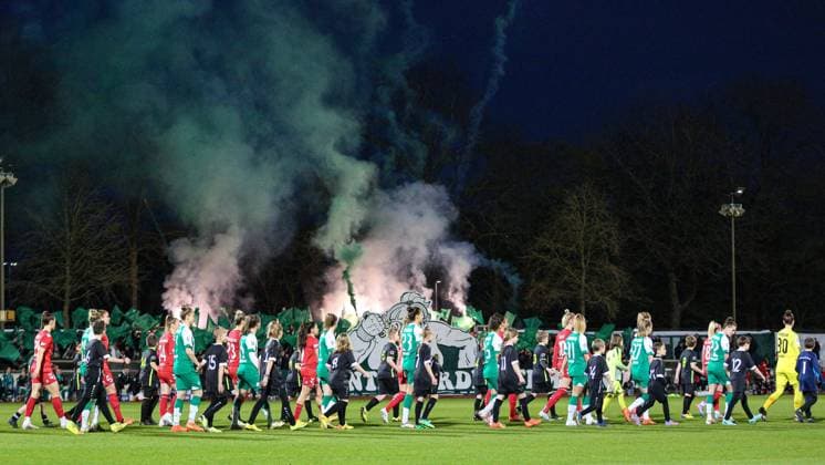 v.li.: die Fans des SV Werder Bremen Fans zeigen Choreo, Choreographie der Zuschauer, Fans, Publikum, Zuschauer, Stimmung, Atmosphäre, Stadion, Bengalo, Bengalos, Pyro, Pyrotechnik, Feuerwerk, DIE DFB-RICHTLINIEN UNTERSAGEN JEGLICHE NUTZUNG VON FOTOS ALS SEQUENZBILDER UND ODER VIDEOÄHNLICHE FOTOSTRECKEN. DFB REGULATIONS PROHIBIT ANY USE OF PHOTOGRAPHS AS IMAGE SEQUENCES AND OR QUASI-VIDEO., 24.03.2023, Bremen (Deutschland), Fussball, Flyeralarm Frauen-Bundesliga, SV Werder Bremen - 1. FC Köln *** v li the SV Werder Bremen fans show choreo, crowd choreography, fans, audience, spectators, atmosphere, stadium, bengalo, bengalos, pyro, pyrotechnics, fireworks, THE DFB REGULATIONS PROHIBIT ANY USE OF PHOTOGRAPHS AS IMAGE SEQUENCES AND OR QUASI VIDEO , 24 03 2023, Bremen Germany , Football, Flyeralarm Womens Bundesliga, SV Werder Bremen 1 FC Köln xobx